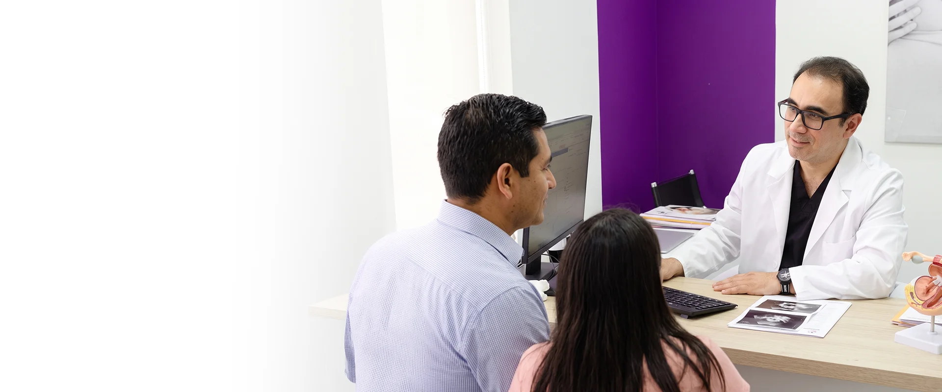 Especialista conversando con una pareja durante una consulta de fertilidad