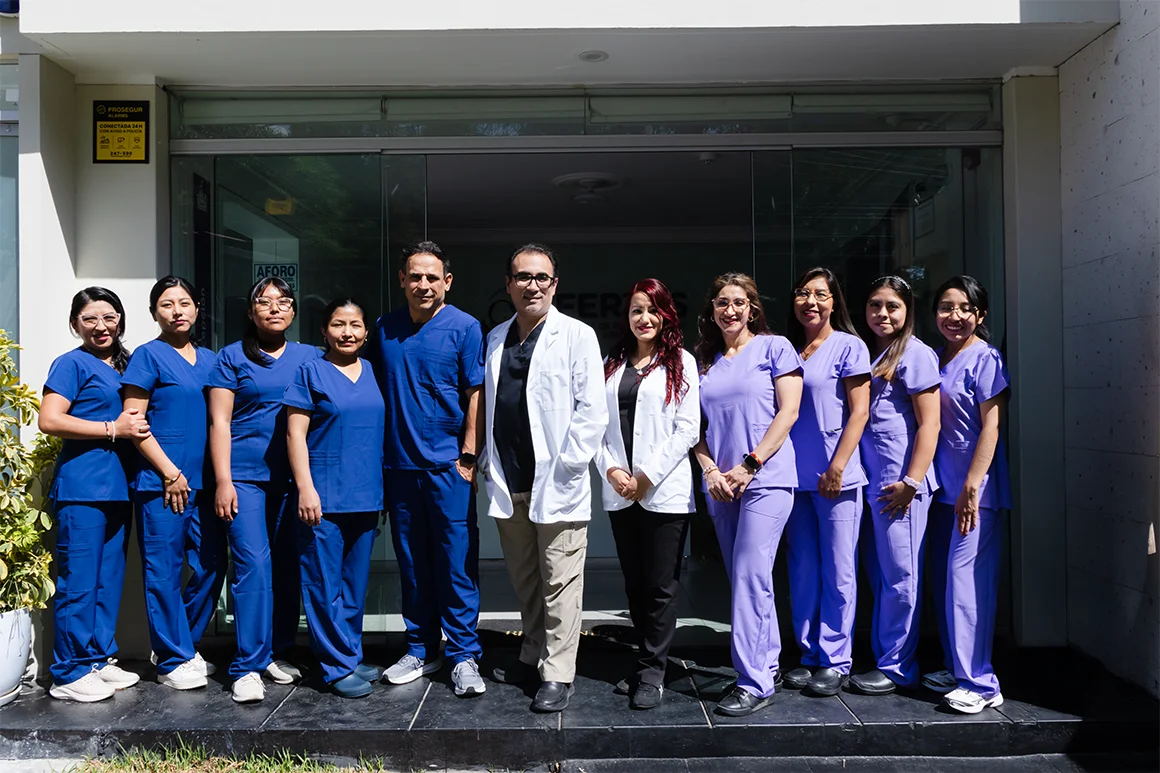 Equipo de FERTYS frente a la entrada de la clínica