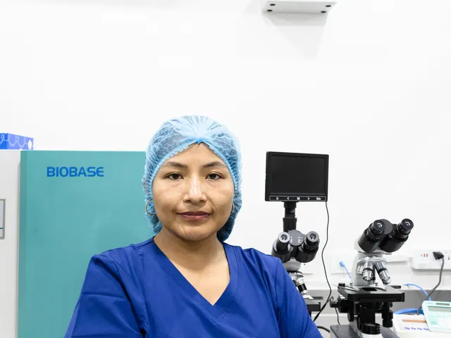 Integrante del equipo junto a microscopios y equipos de laboratorio
