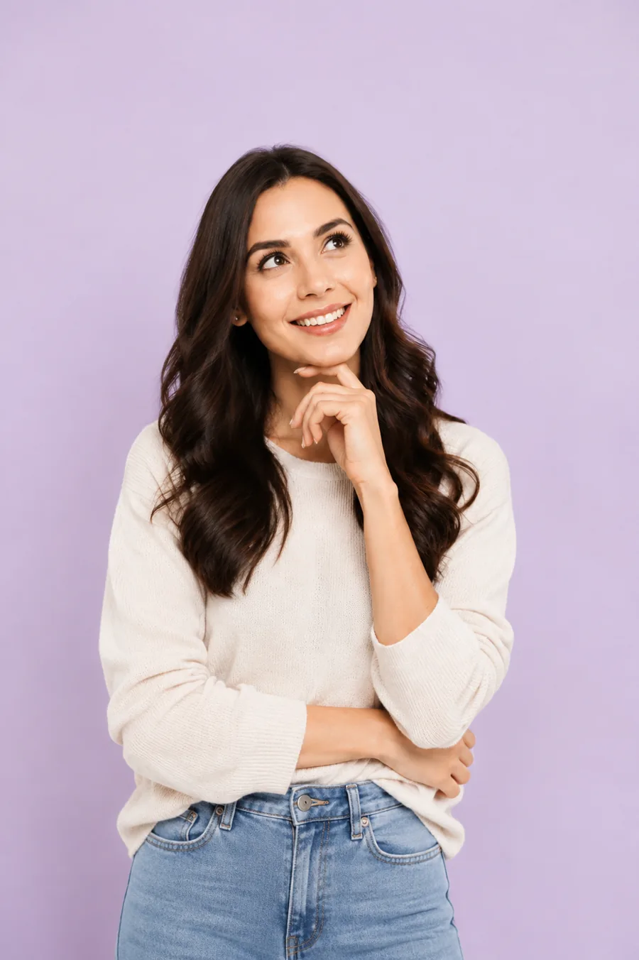 Mujer sonriente reflexionando sobre sus opciones de fertilidad